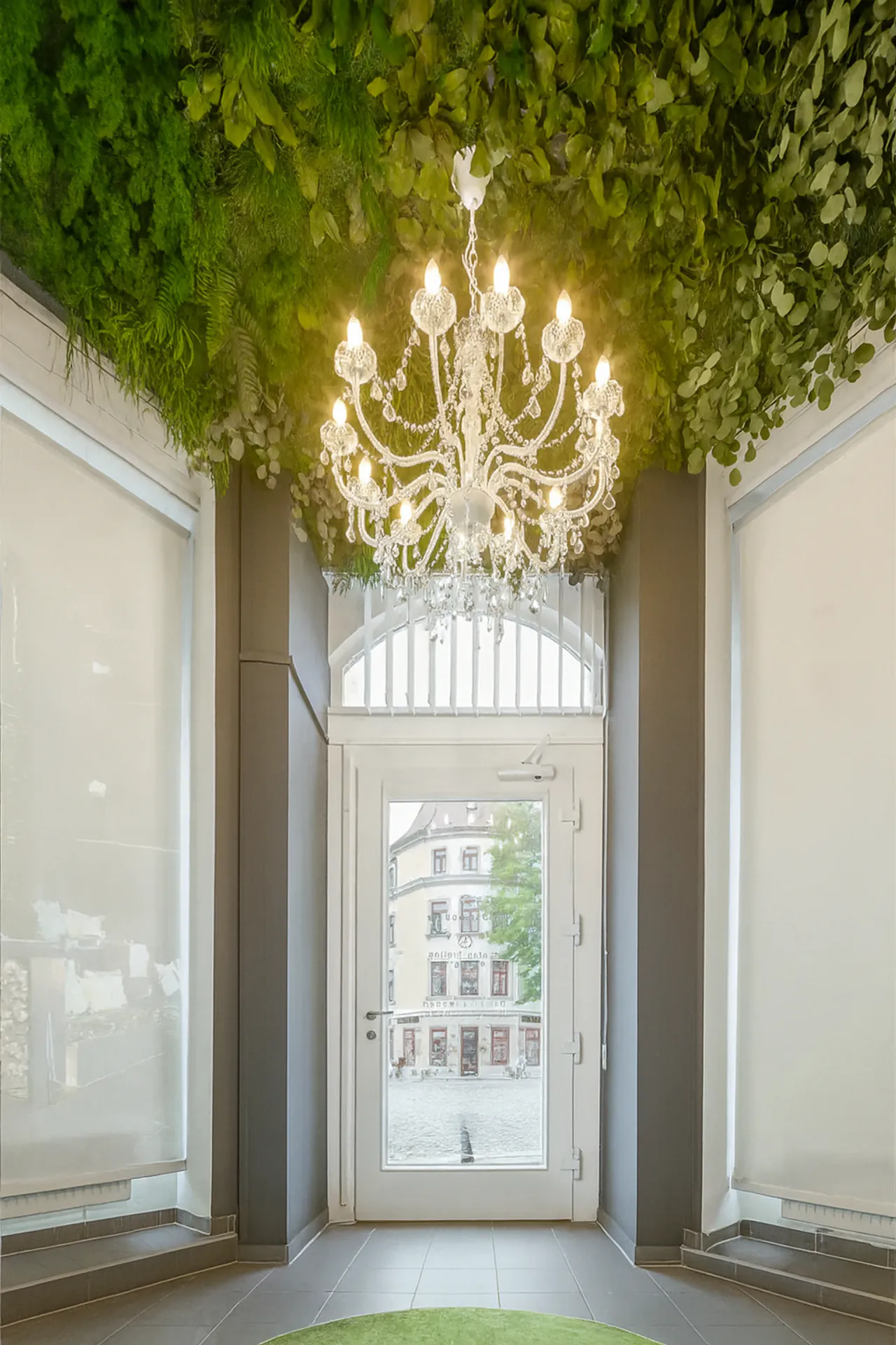 Techo y superficie de pared verde de musgo conservado en una zona de recepción