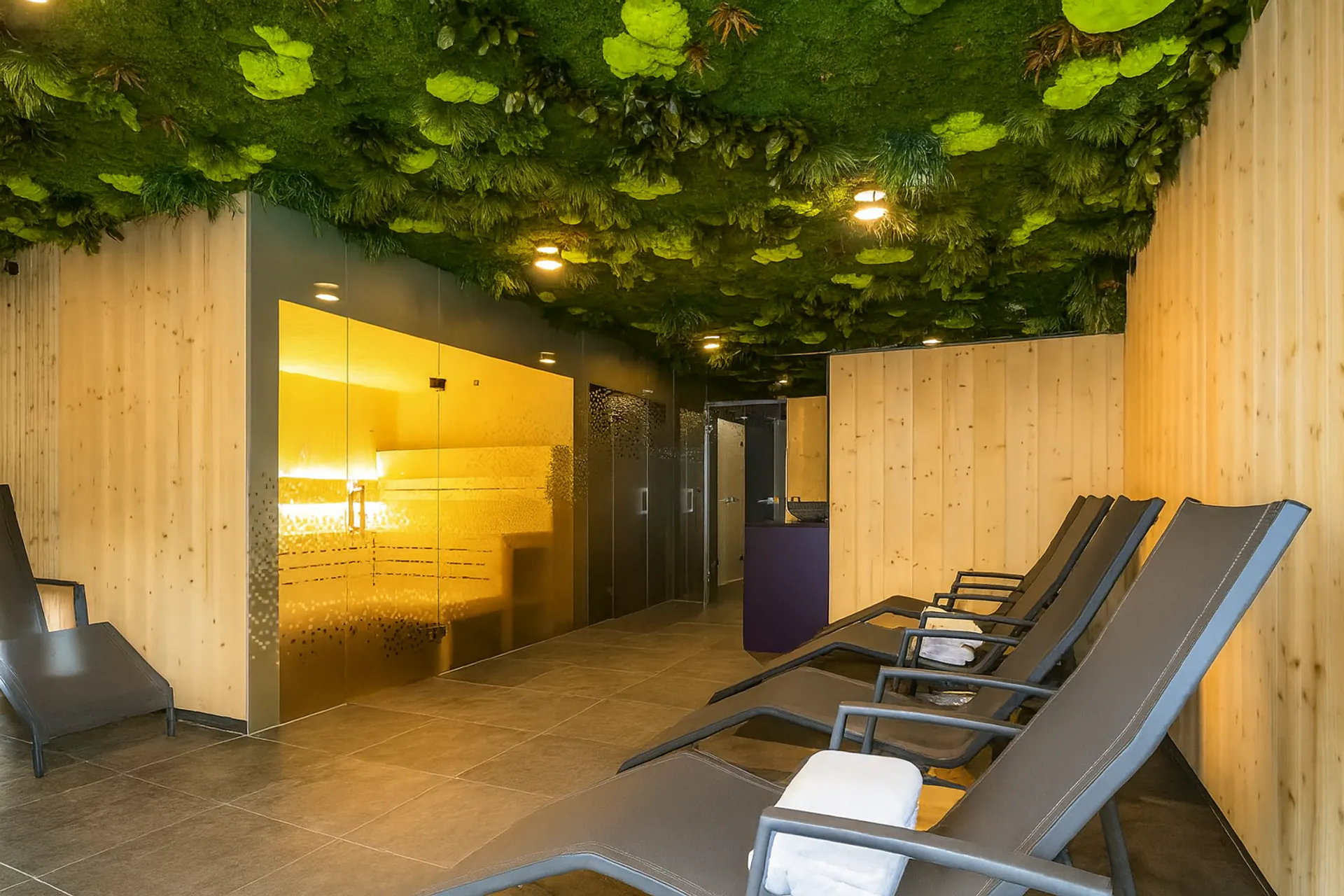 Hanging Garden Wellness Spa: jardinería en el techo — Jardinería en el techo de MOOSMOOS