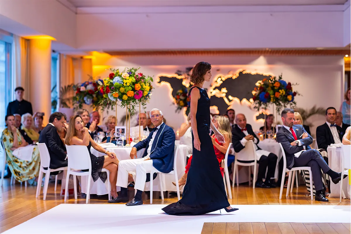 Ambiente de gala en Mónaco — traje de noche, arte floral, evento premium MOOSMOOS