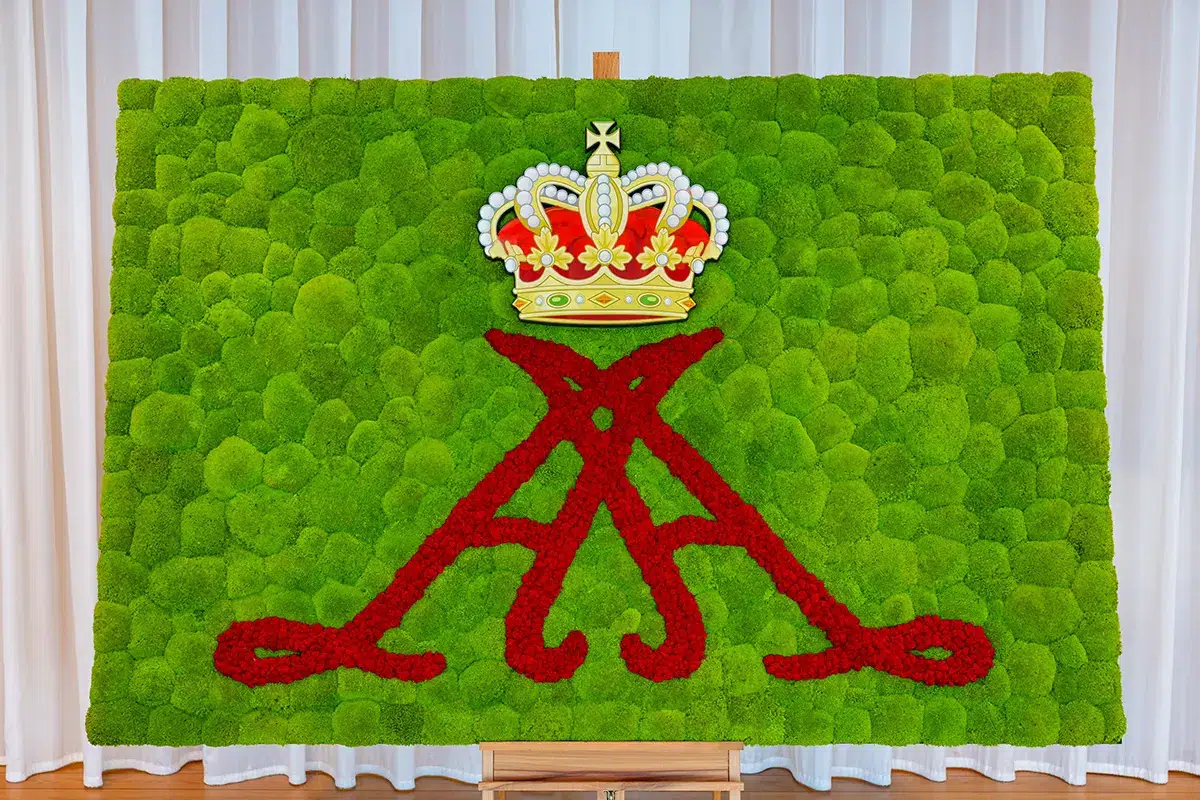 Escudo hecho a mano del Príncipe Alberto II de Mónaco, elaborado con musgo bola y musgo islandés rojo