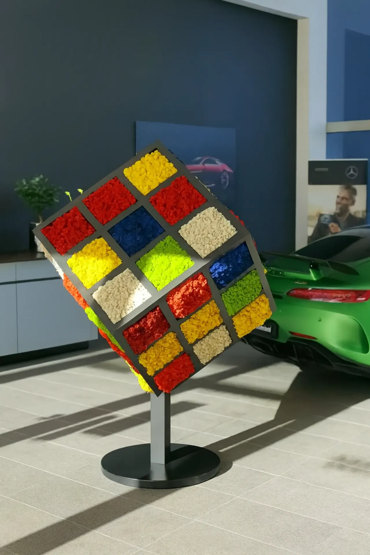 Sala de exposición «Moosbild»: instalación artística con cubos de Rubik — Cuadros de musgo de MOOSMOOS