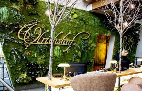 Pared de musgo tipo jungla con logo Hotel Ulrichshof