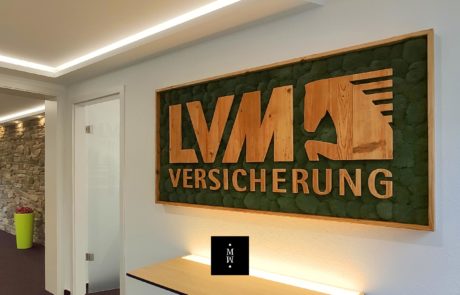 cuadro de musgo de bala con logo de madera LVM Versicherungen