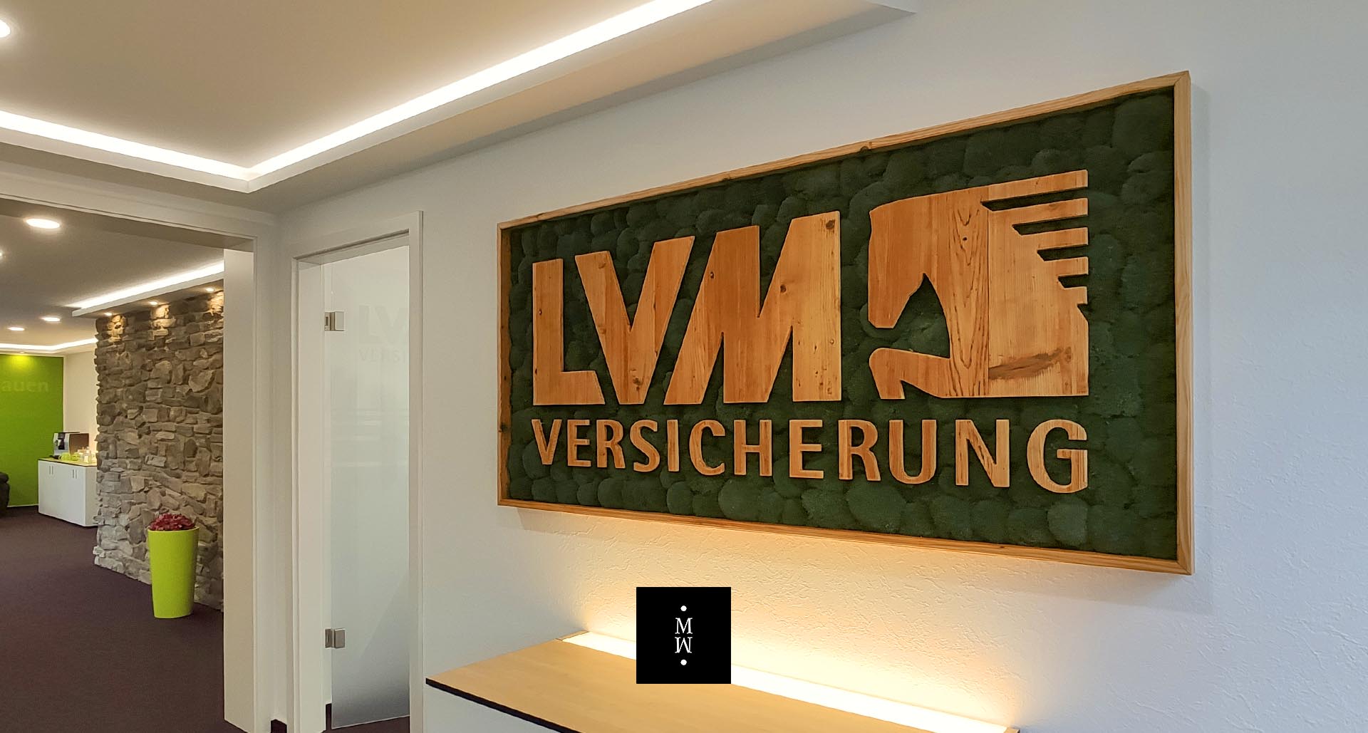 cuadro de musgo de bala con logo de madera LVM Versicherungen