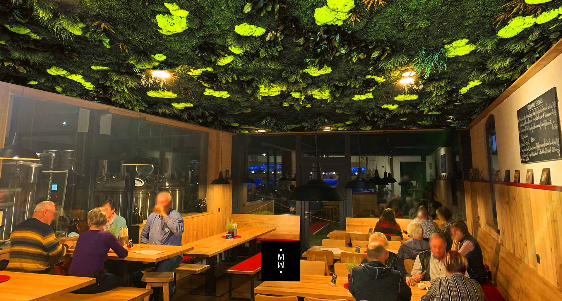 pared de musgo tipo jungla techo Restaurante en Sohland