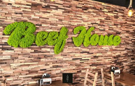 tras en musgo restaurante Beef House en musgo islandés color verde de manzana en una pared de ladrillo