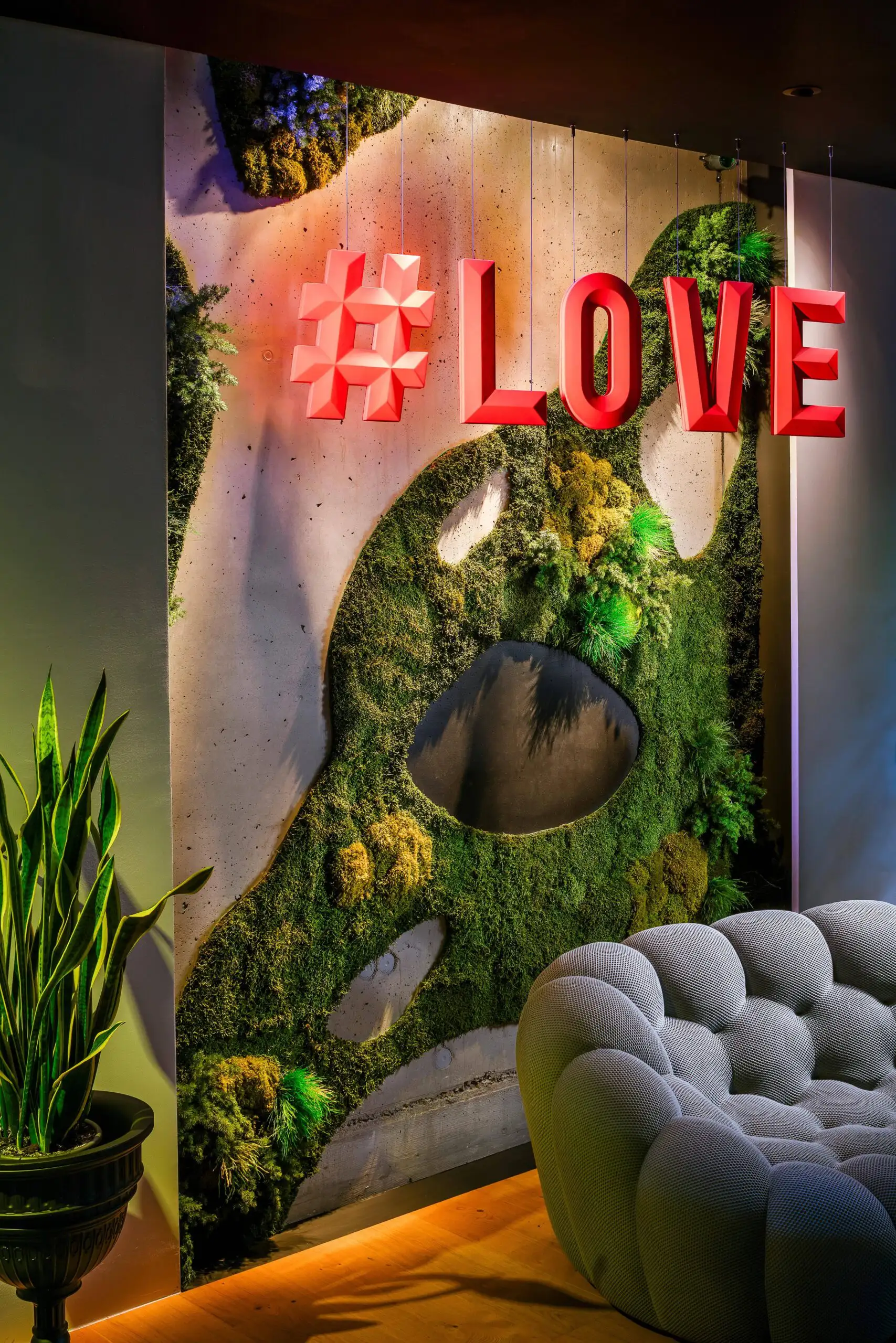 Mooswand mit Hashtag Love im Privathaus